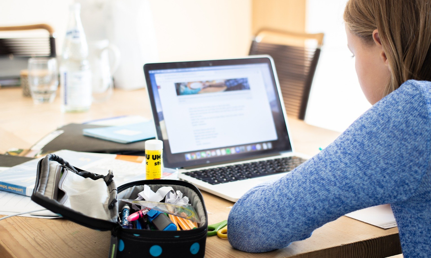  Schülerin nutzt Laptop beim Home-Schooling Quelle: Steven Weirather auf Pixabay 