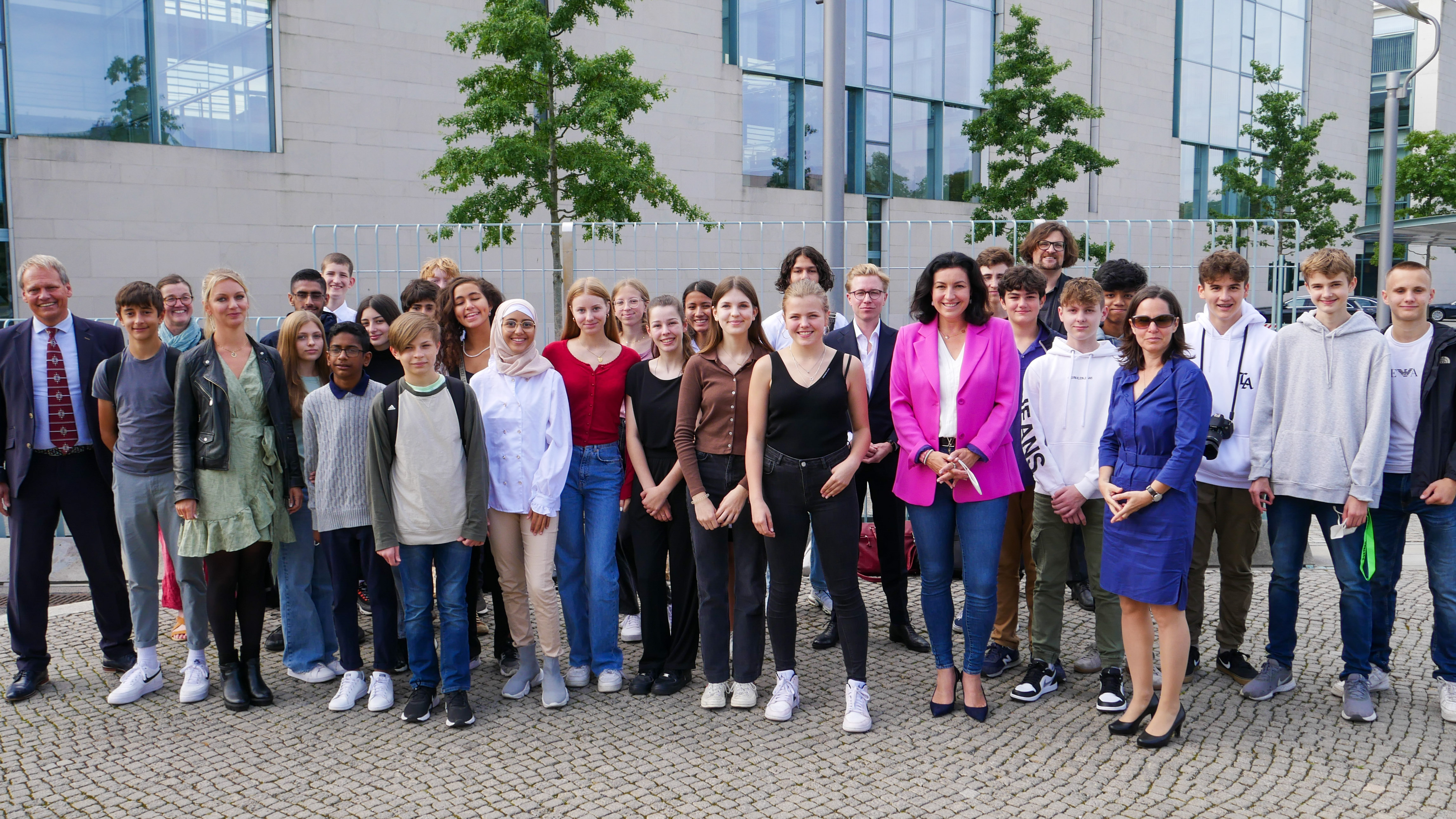 Die achte Klasse des Goethe-Gymnasiums in Frankfurt am Main mit myDigitalWorld mit Wettbewerbspatin und Ministerin für Digitales, Dorothee Bär