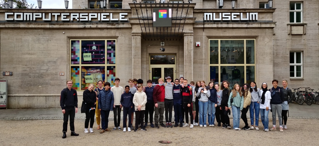 Die Die achte Klasse des Goethe-Gymnasiums in Frankfurt am Main vor dem Computerspielemuseum Berlin