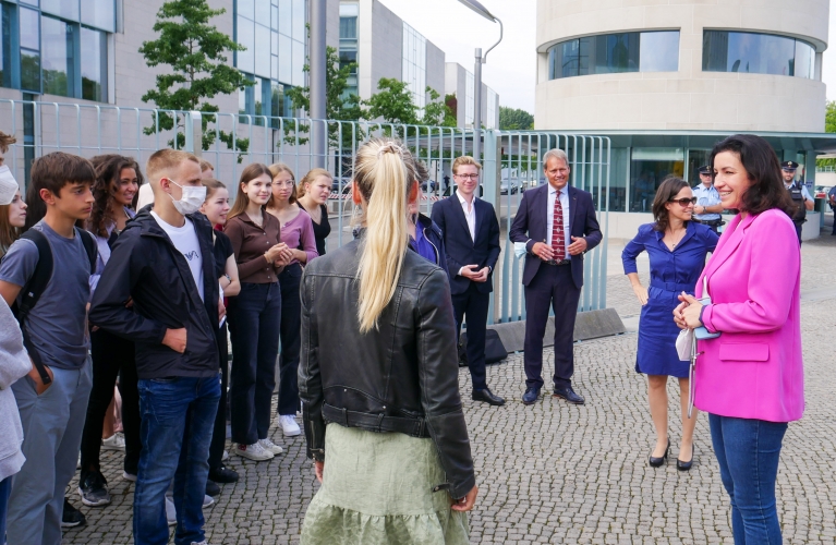 Die achte Klasse des Goethe-Gymnasiums in Frankfurt am Main im Gespräch mit myDigitalWorld Wettbewerbspatin und Ministerin für Digitales, Dorothee Bär