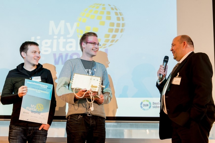 Begeistert vom interaktiven Geschicklichkeitsspiel "OpenWall": Frank Giessen (Symantec), 1.v.r., lädt die 2. Gewinner der Kategorie "Innovativ Entwickeln" zu einer Reise nach London ein. 
