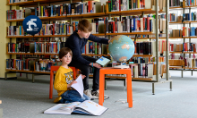 zwei Schüler lernen digital in einer Bibliothek mit DigiBitS, 15 Jahre DsiN