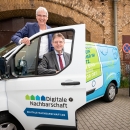 DsiN-Vorstandsvorsitzender Dr. Thomas Kremer und Innenstaatssekretär Klaus Vitt besichtigten die neuen DiNa-Mobile