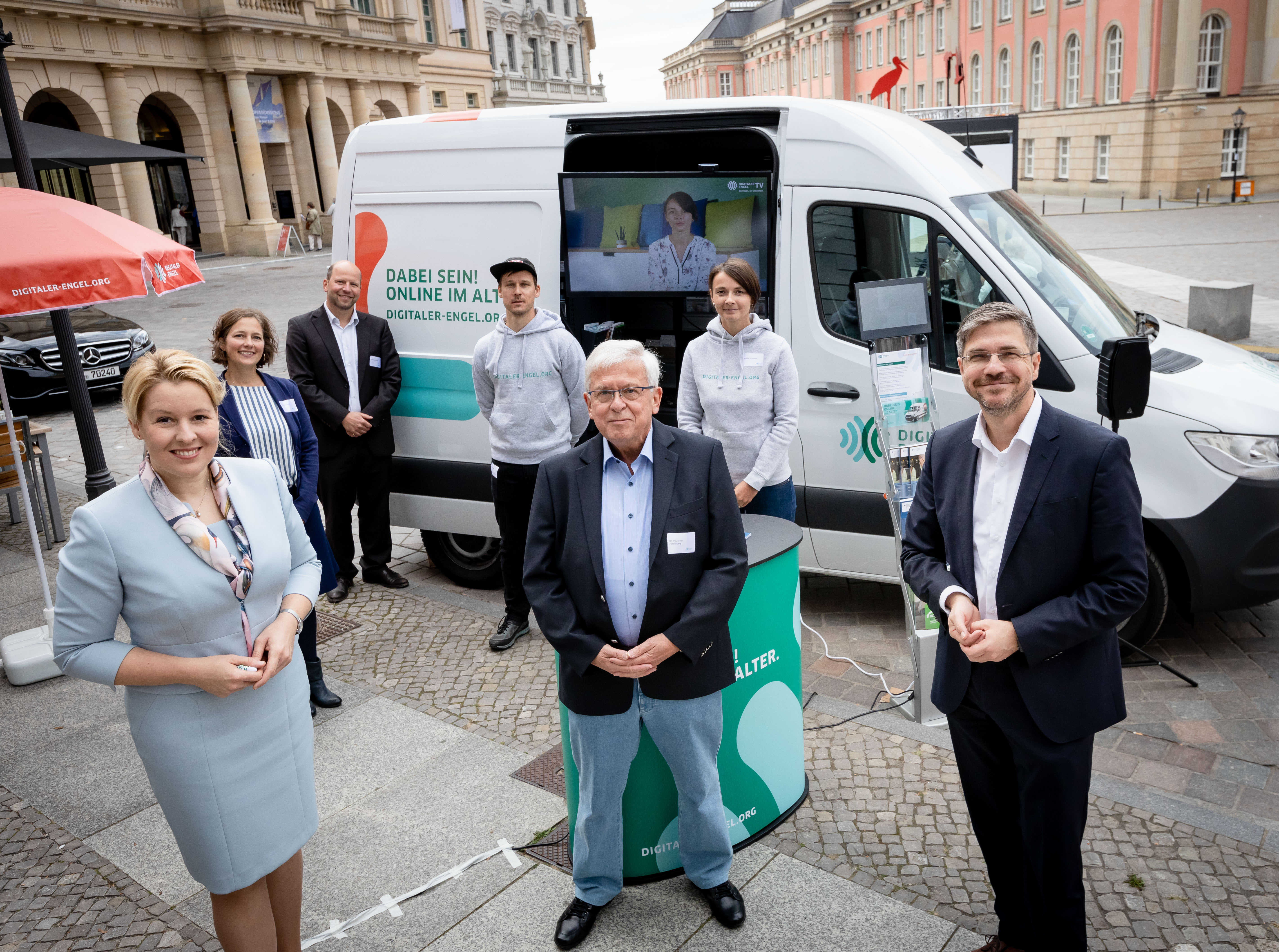 Das Team des Digitalen Engels und die Bundesseniorenministerin Dr. Franziska Giffey vor dem Engel-Mobil in Potsdam.