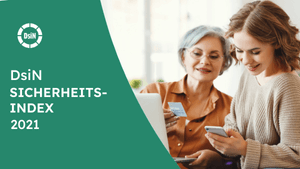 Dsin Sicherheitsindex 2021. Eine ältere Frau hält eine Kreditkarte vor einem Laptop in der Hand. Neben ihr sitzt eine jüngere Frau und schaut auf ihr Handy in der Hand. 