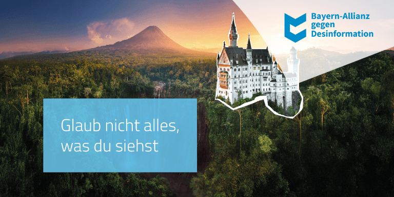 Schlosses (Neuschwanstein), das ausgeschnitten in eine tropische Wald- und Vulkanlandschaft gesetzt wurde. Auf einem blauen Kasten steht der Text: ‚Glaub nicht alles, was du siehst‘.