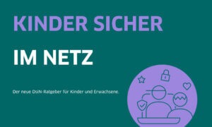 Das Bild hat einen dunkelgrünen Hintergrund. Oben links steht der große Text: Kinder sicher im Netz. Darunter ein kleiner Hinweis auf einen Ratgeber für Kinder und Erwachsene. Rechts im Bild befindet sich ein lila Kreis mit einer Illustration: Ein Erwachsener und ein Kind sitzen vor einem Laptop. Um sie herum sind Symbole für Sicherheit und Schutz dargestellt, darunter ein Schloss, ein Schild, ein Herz und ein Stern. Die Grafik vermittelt das Thema Internetsicherheit für Kinder