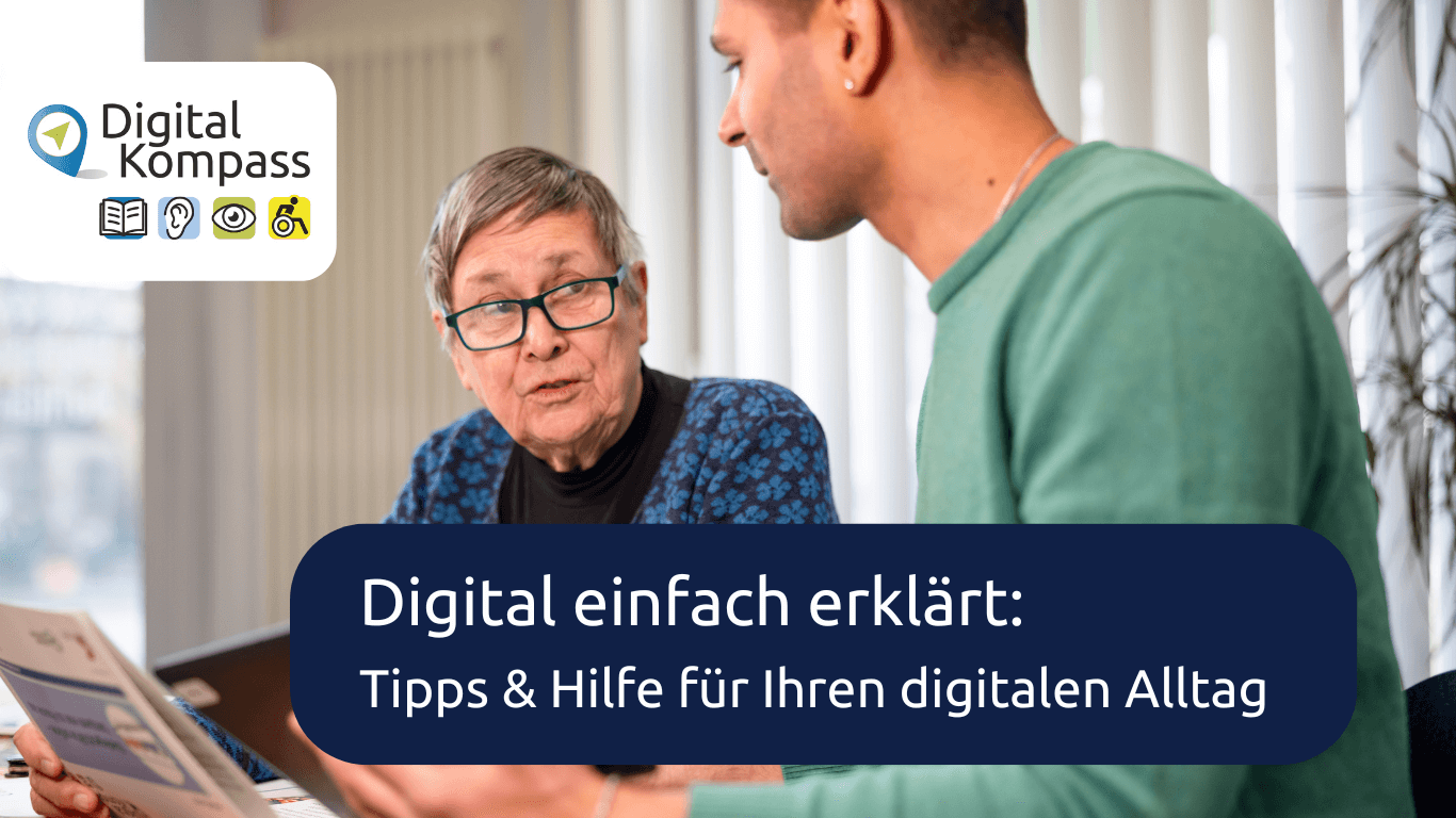 Ältere Frau mit Brille sitzt an einem Tisch und schaut auf ein Tablet. Neben ihr sitzt ein jüngerer Mann und erklärt etwas. Oben links im Bild ist das Logo „Digital-Kompass“ zu sehen. Unten steht: „Digital einfach erklärt: Tipps & Hilfe für den digitalen Alltag“.