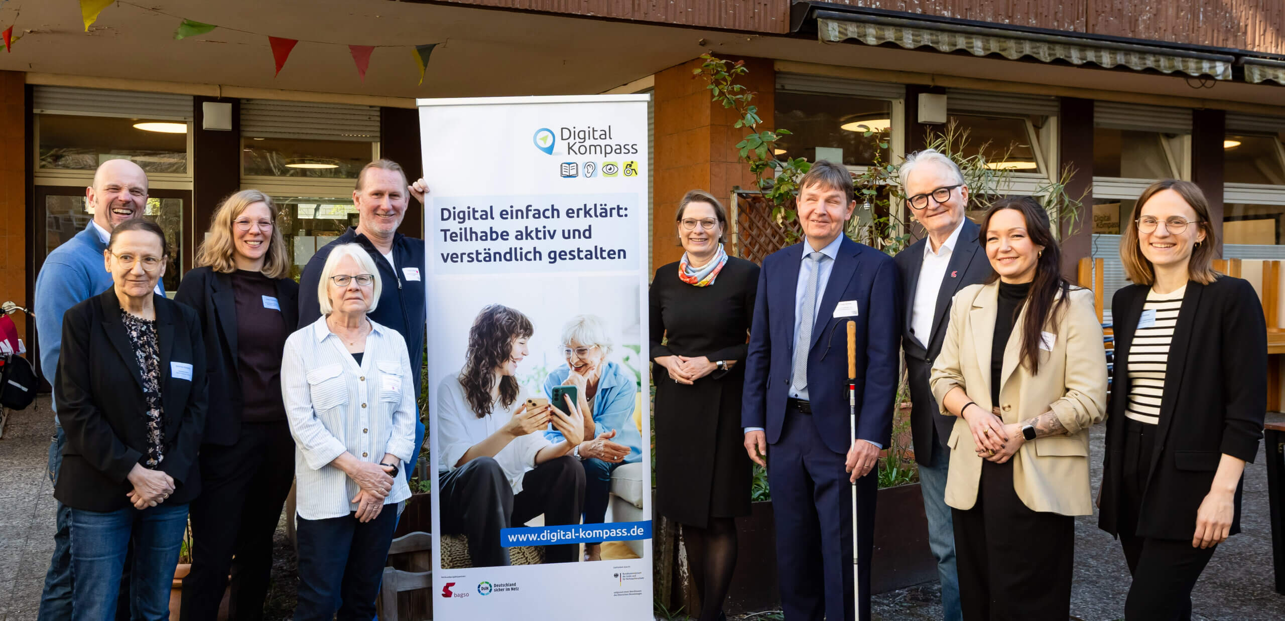 Gruppenfoto von den Digital-Kompass-Verbundpartnern gemeinsan mit der Bundesjustizministerin Dr. Stefanie Hubig