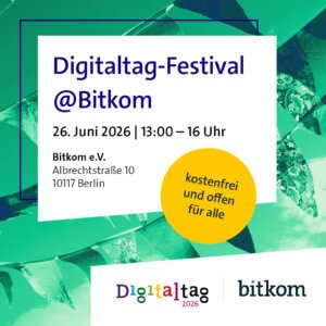 Grafik zum „Digitaltag‑Festival @Bitkom“ vor einem grün-blauen Hintergrund mit abstrakten Mustern. In einem weißen Kasten steht: „Digitaltag‑Festival @Bitkom“. Darunter die Details: „26. Juni 2026 | 13:00–16 Uhr“, „Bitkom e.V., Albrechtstraße 10, 10117 Berlin“. Rechts befindet sich ein gelber Kreis mit dem Text „kostenfrei und offen für alle“.