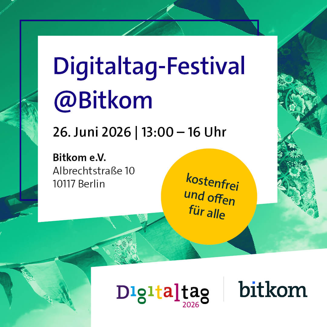 Grafik zum „Digitaltag‑Festival @Bitkom“ vor einem grün-blauen Hintergrund mit abstrakten Mustern. In einem weißen Kasten steht: „Digitaltag‑Festival @Bitkom“. Darunter die Details: „26. Juni 2026 | 13:00–16 Uhr“, „Bitkom e.V., Albrechtstraße 10, 10117 Berlin“. Rechts befindet sich ein gelber Kreis mit dem Text „kostenfrei und offen für alle“.
