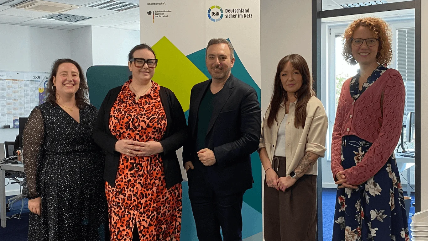 Foto gemeinsam mit den Deep Dive Gästen. Von links nach rechts: Gabriella Silvestri (DsiN), Darija Bräuniger (Zalando), Sergey Lagodinsky, (MdEP und stellv. Vorsitzender der Fraktion Grüne/EFA), Isabelle Rosière (Geschäftsführerin DsiN), Elisabeth Wisniewski (DsiN)