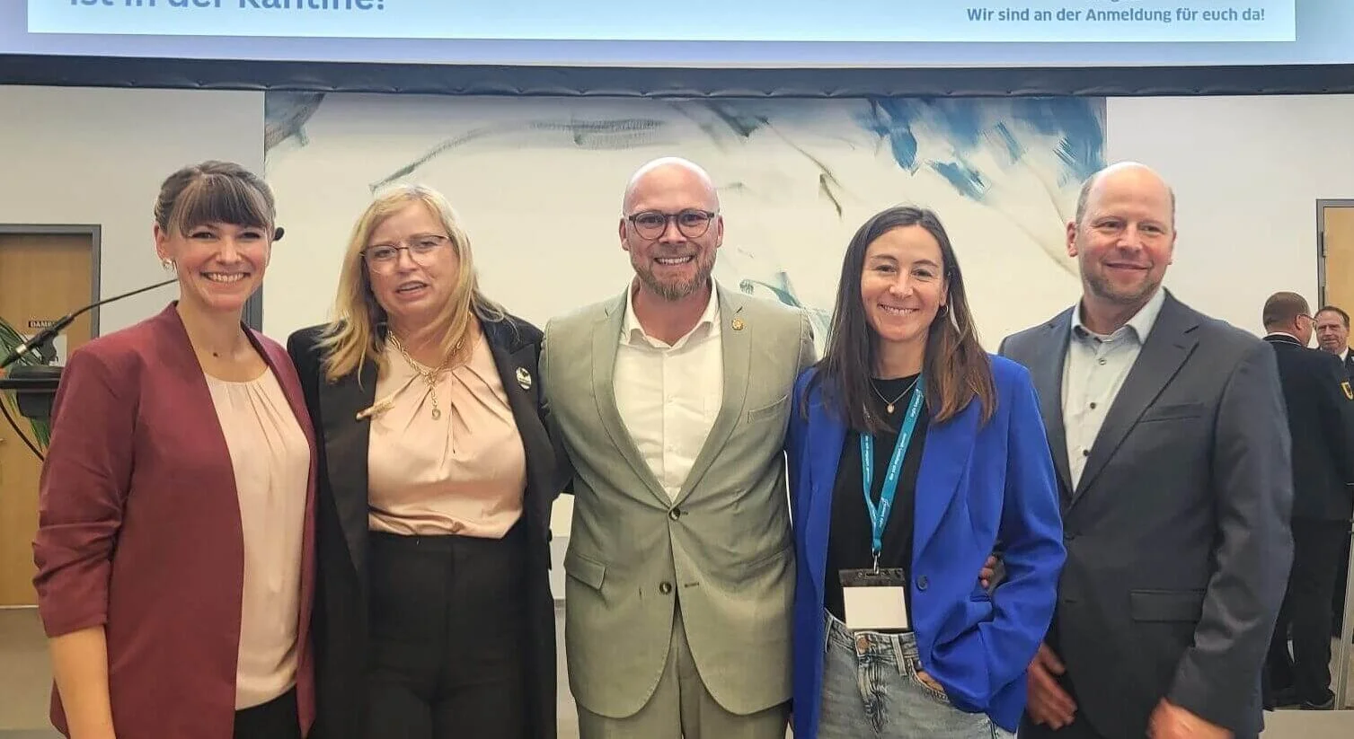 Titelbild zum Artikel mit einem Gruppenfoto. Zu sehen sind: Thea-Marie Koch (Vorständin lagfa bayern), Moderatorin Gabi Schmidt, MdL (Bayerische Ehrenamtsbeauftragte), Dr. Fabian Mehring, MdL (Bayerischer Staatsminister für Digialisierung), Eva Kurfer (Geschäftsführerin lagfa bayern), Joachim Schulte (Geschäftsführer DsiN)
