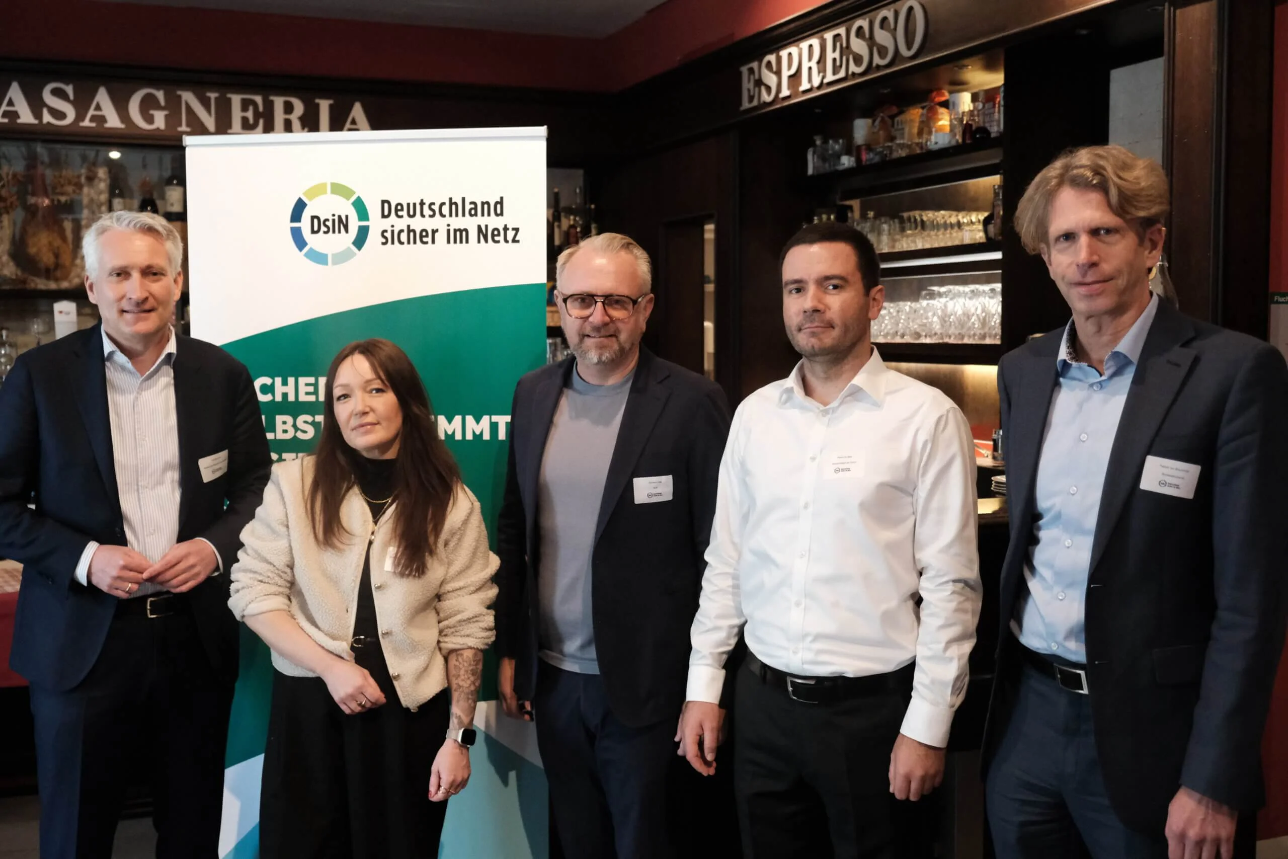 Foto vom Parlamentarischen Lunch mit Hansjörg Durz (MdB), Isabelle Rosière (DsiN), Nikolaus Hagl (SAP/Delos Cloud), Pierre Du Bois (Kleinanzeigen) und Patrick von Braunmühl (Bundesdruckerei)