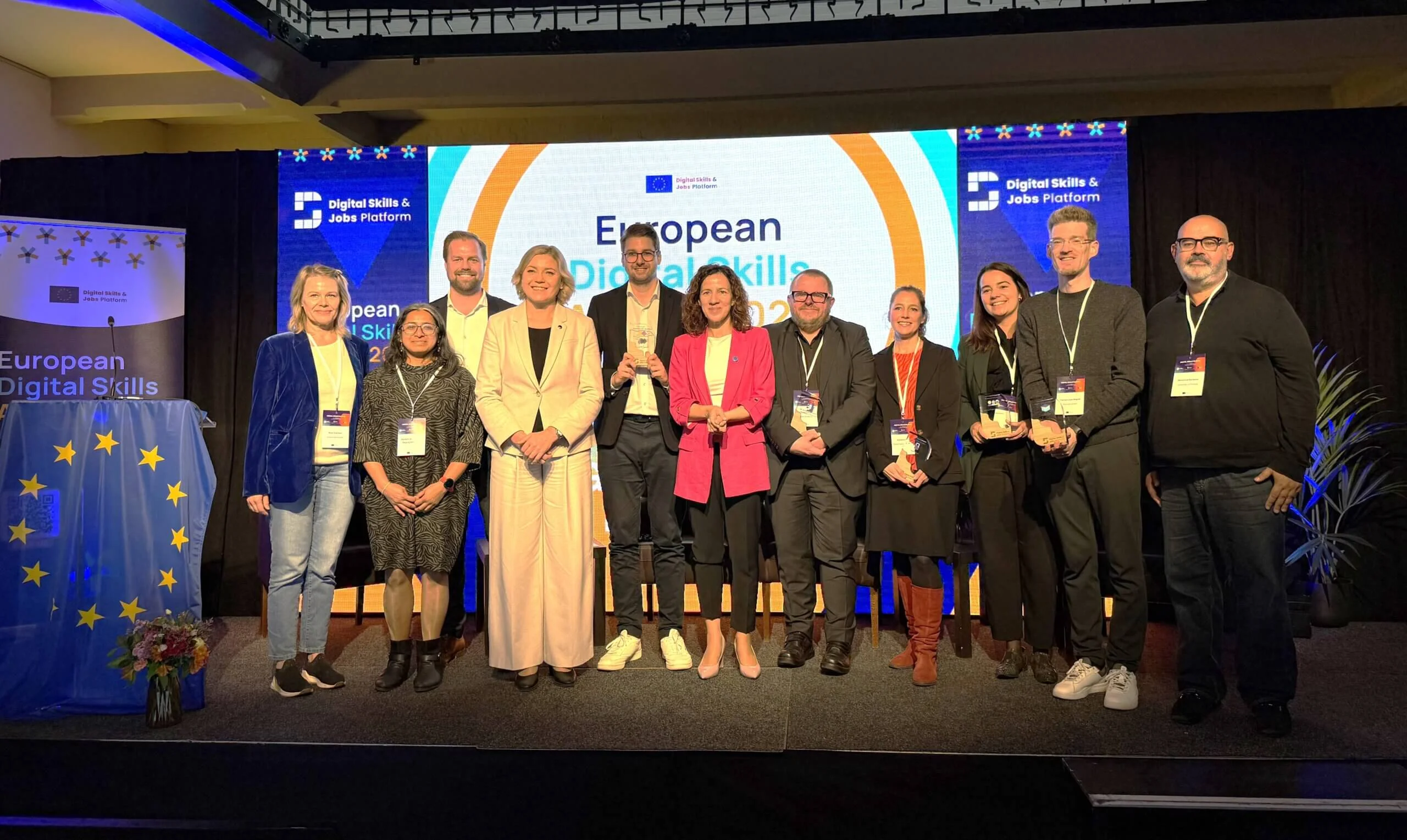 Foto von der Preisverleihung des Digital Skills Awards mit mehreren Personen auf der Bühne